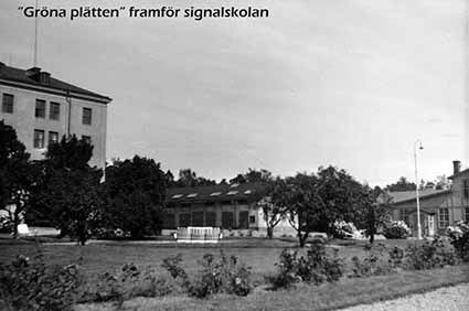 "Gröna plätten" framför signalskolan